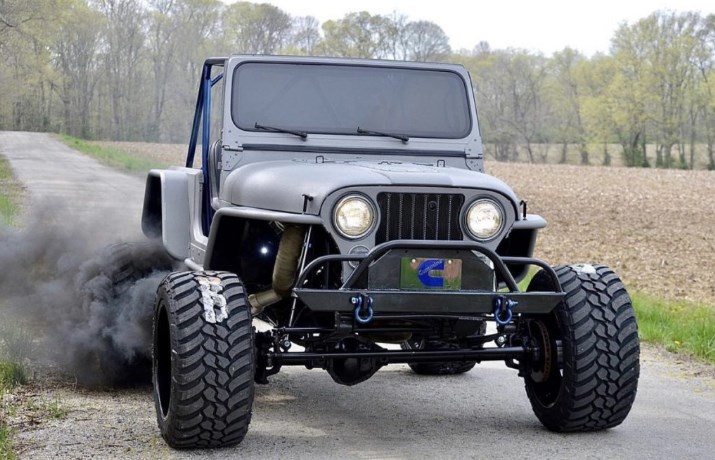 Jeep Wrangler com motor 4BT Cummins construído por Kyle Martin.