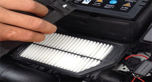 Com que frequência o filtro de ar do motor deve ser substituído?
